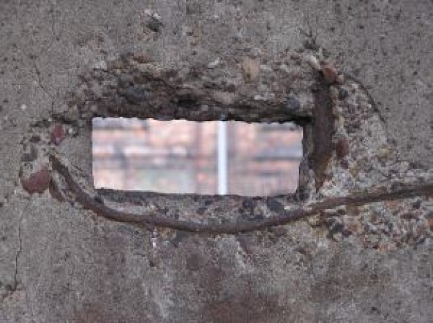 dziura-w-ścianie-betonowej_2400698